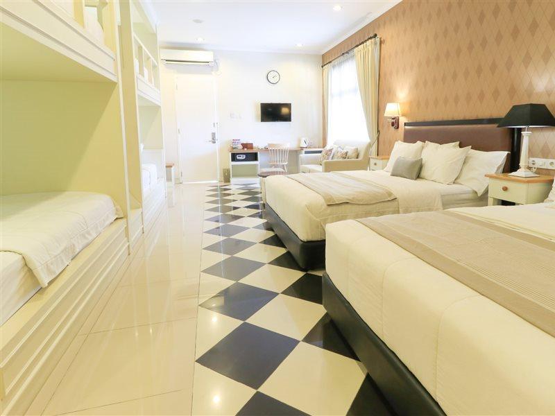 Home Guesthouse Surabaia Exterior foto