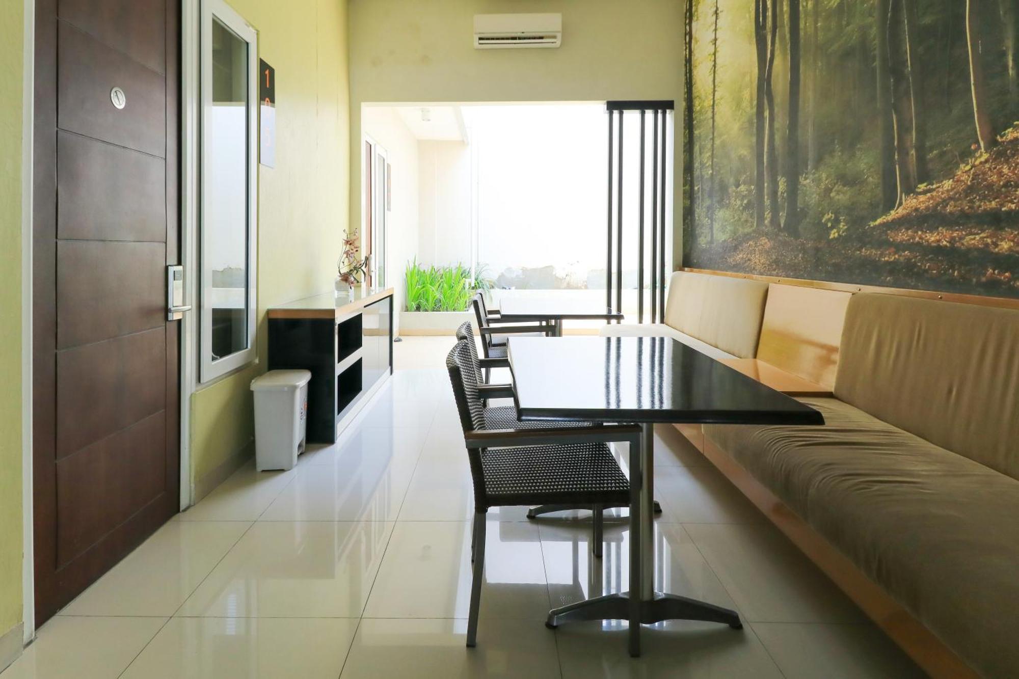 Home Guesthouse Surabaia Exterior foto