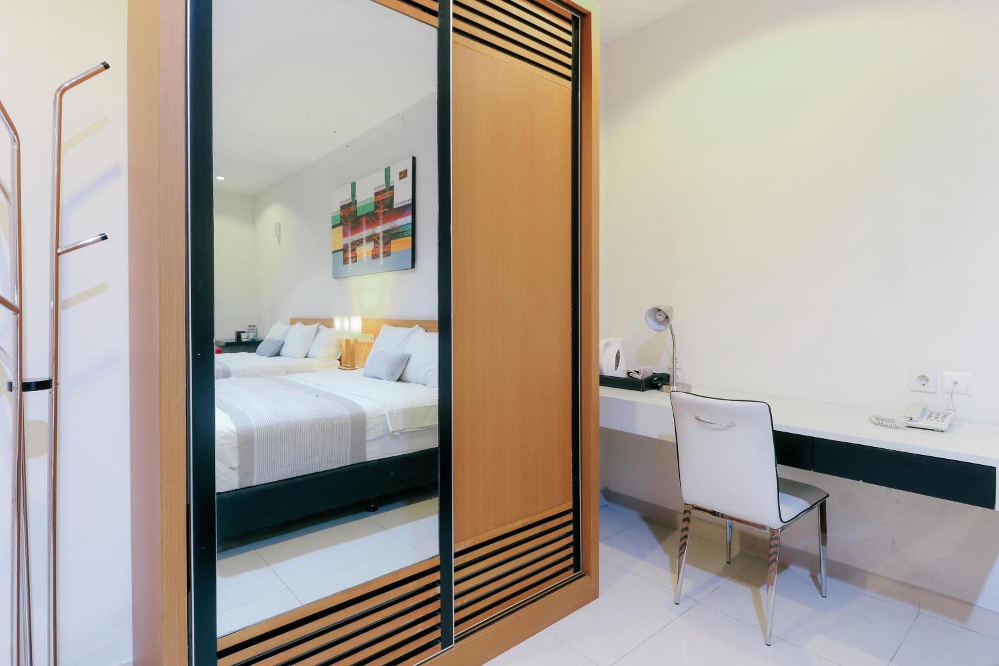 Home Guesthouse Surabaia Exterior foto